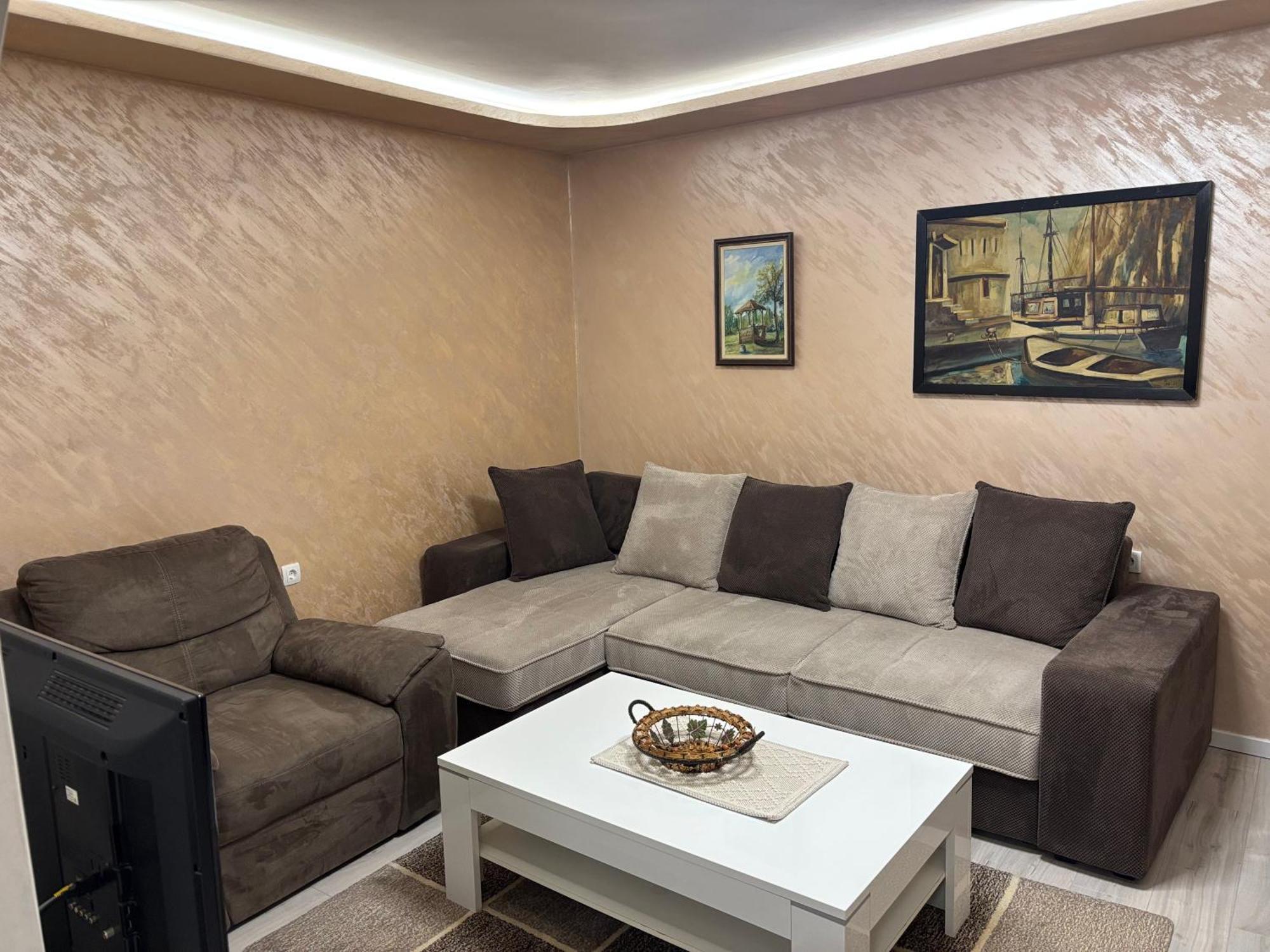 Apartment Max